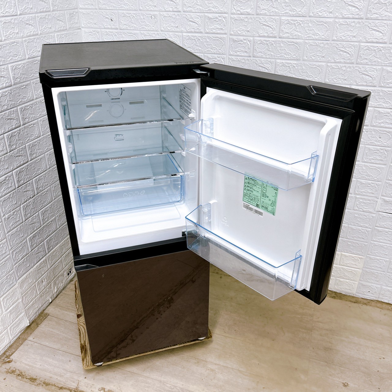 名古屋近郊限定　2023年　ハイセンス 冷蔵庫　135L ガラスオシャレ ハイセンス 冷蔵庫 2ドア 右開き 135L HR-G13C-W ガラスホワイト